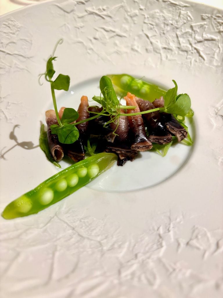Plato de Quique Dacosta y Marcos Morán: lágrimas de guisantes con percebes en gelé y toffe de mantequilla salada de guisantes.