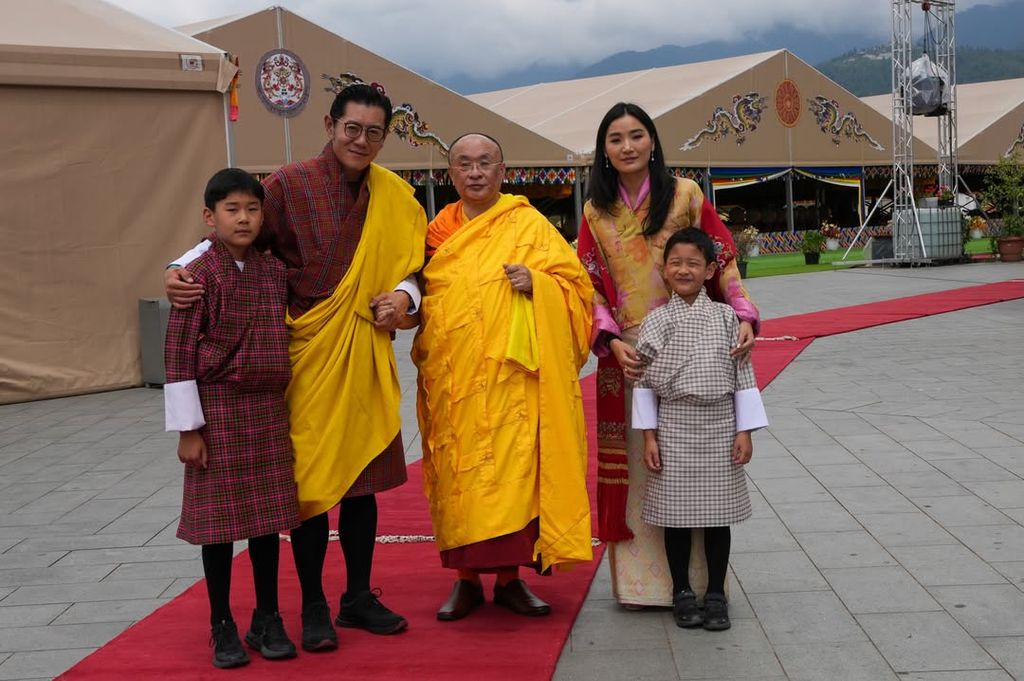 Jetsun Pema con su marido y sus hijos mayores en la clausura del Moenlam Chenmo