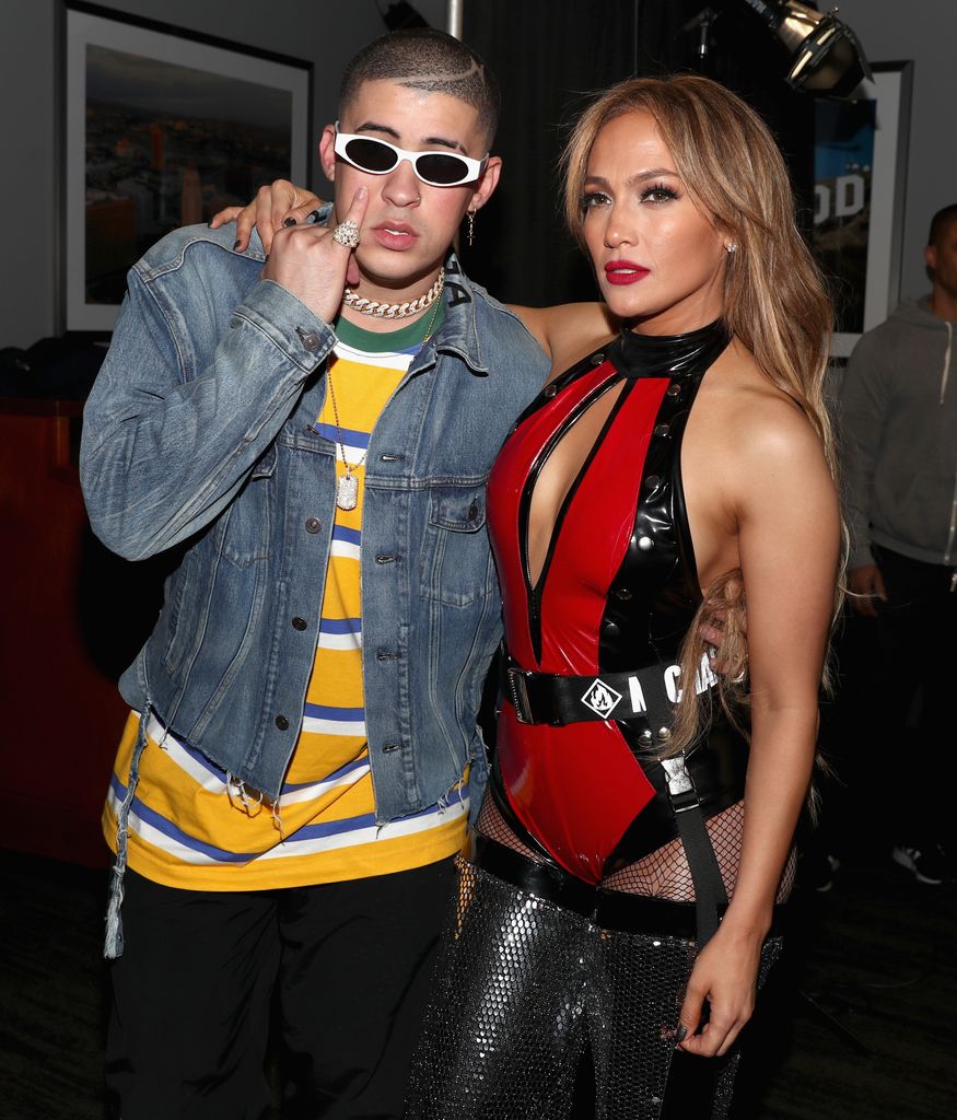 Bad Bunny posando con Jennifer Lopez en el festival Calibash Los Angeles de 2018
