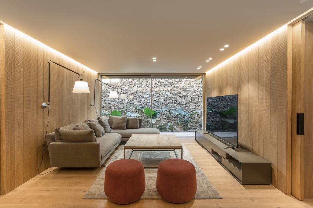 Un salón secundario, más íntimo, permite disfrutar de una zona de estar alejada de los espacios principales