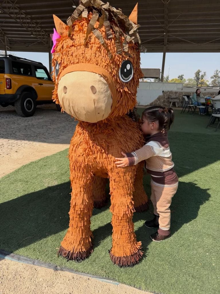 Nirvana junto a su piñata.