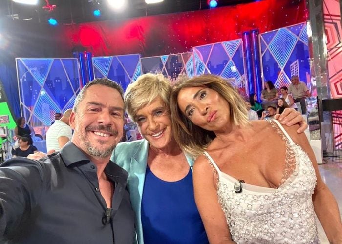 Nacho Palau junto a sus compañeras de televisión