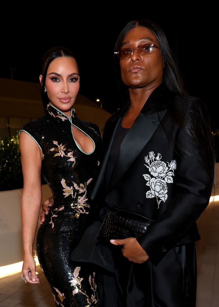 Kim Kardashian y Law Roach posan juntos en la inauguración del Lucas Museum of Narrative Art.