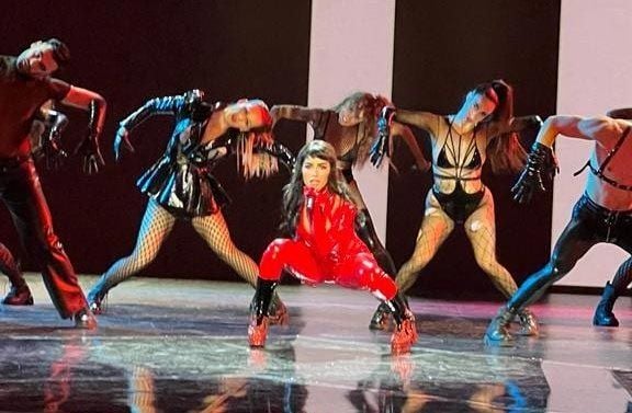 Lali Espósito cantando en los premios platino