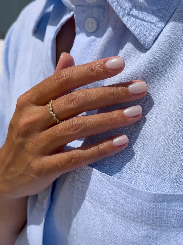 Manicura clean sobre camisa azul