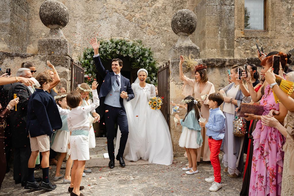 Juan y Paloma, saliendo de la Iglesia ya como marido y mujer