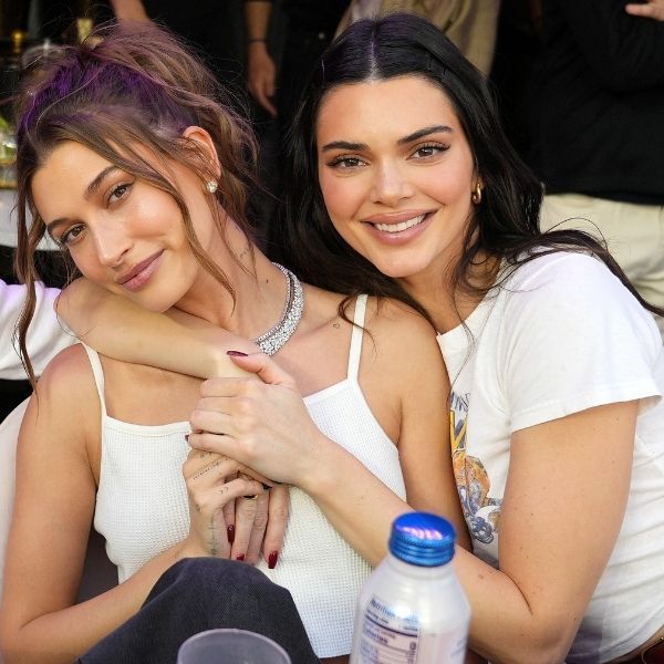 Hailey Baldwin y Kendall Jenner durante la Super Bowl