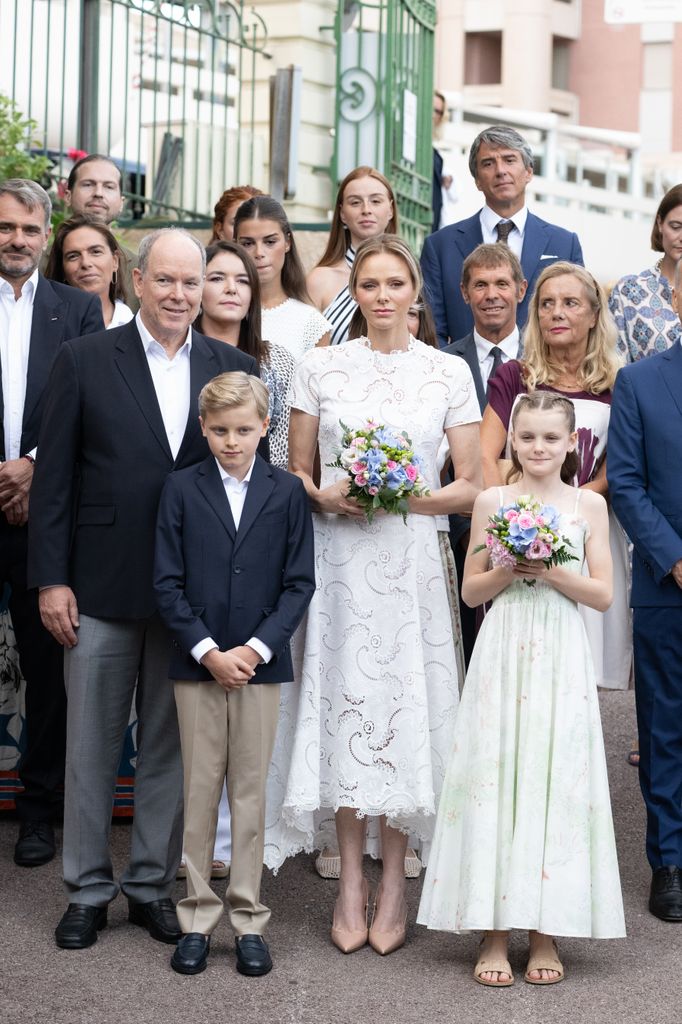 El príncipe Alberto y la princesa Charlene de Mónaco con sus hijos Jacques y Gabriella en el picnic anual monegasco de 2025