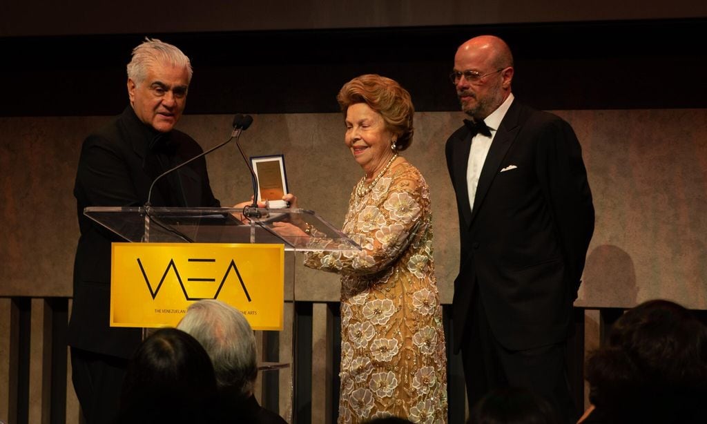 Ali Cordero Casal, Chairman de VAEA, entrega el reconocimiento a Leonor Giménez de Mendoza, presidenta de la Fundación Empresas Polar