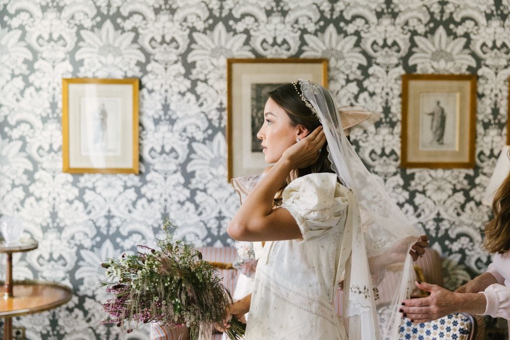 Diana con vestido de novia 'prêt-à-porter' de Alejandra Valero