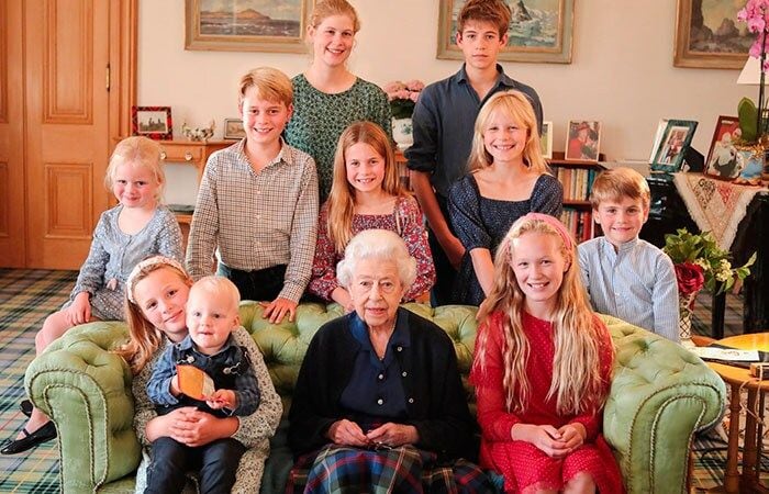 Reina Isabel con sus bisnietos