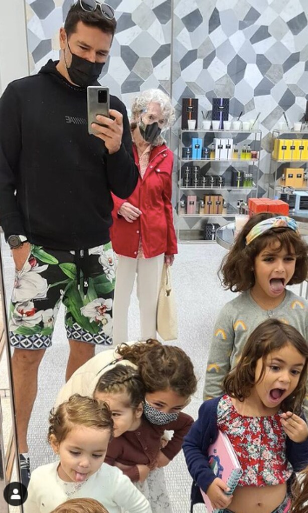 Martín Fuentes junto con sus pequeñas