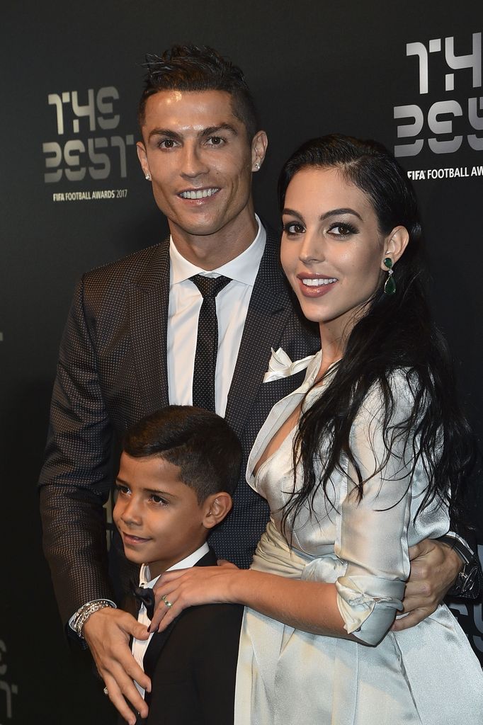 Cristiano Ronaldo y Georgina Rodríguez con Junior en Londres, en octubre de 2017.