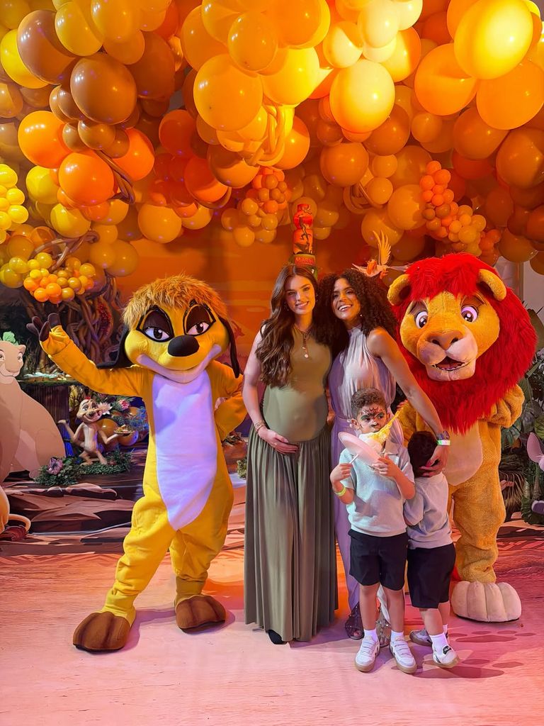 Francisca con sus dos hijos y Nadia Ferreira.