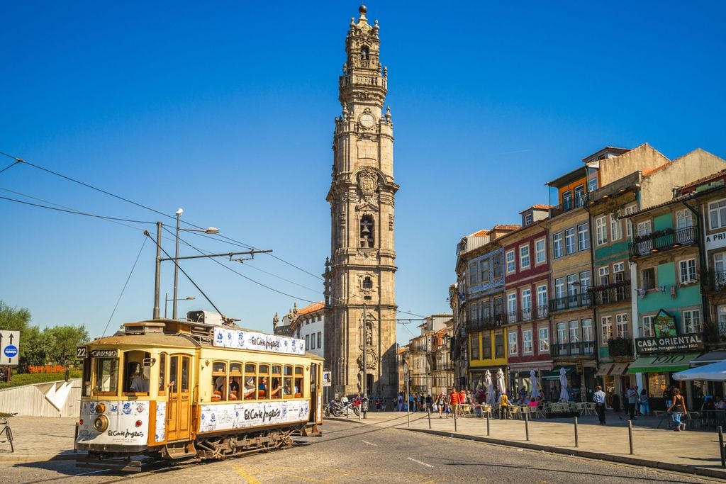 Torre de los Clérigos con tranvía