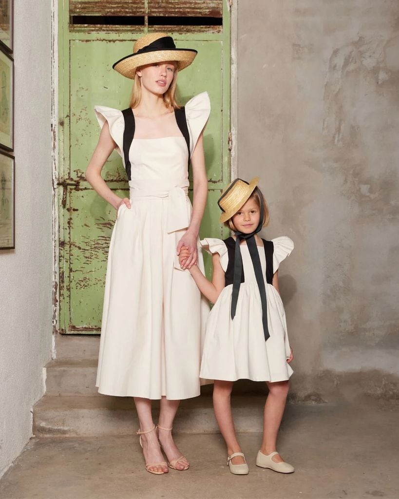 Vestido de niña de arras en tono crudo con toques negros de IQ Collection x Amaia Arrieta