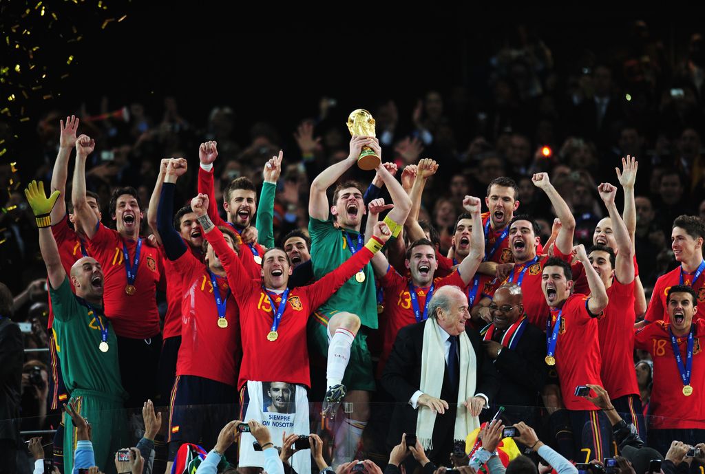'La Roja', ganadora del Mundial de 2010, levantando la copa