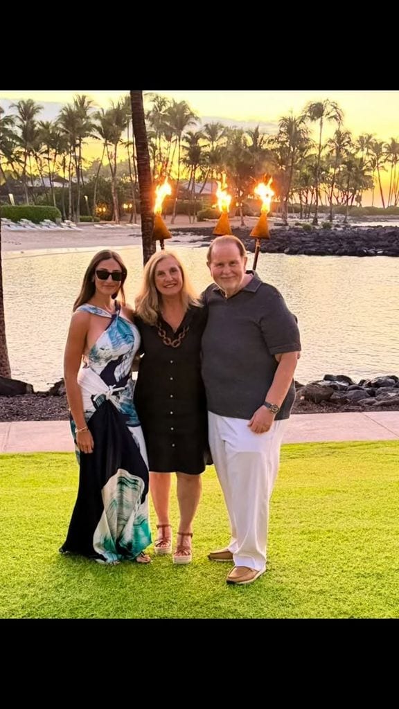 Raúl de Molina con su esposa e hija en Hawái.