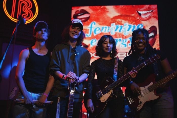Aubrey Anderson-Emmons tiene un grupo de rock llamado October con el que ha dado varios conciertos en Estados Unidos