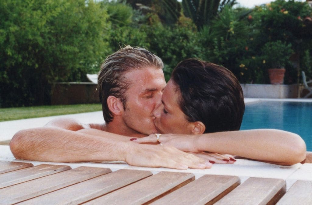 Victoria Beckham compartió esta foto romántica con su esposo David por sus 26 años de casado.