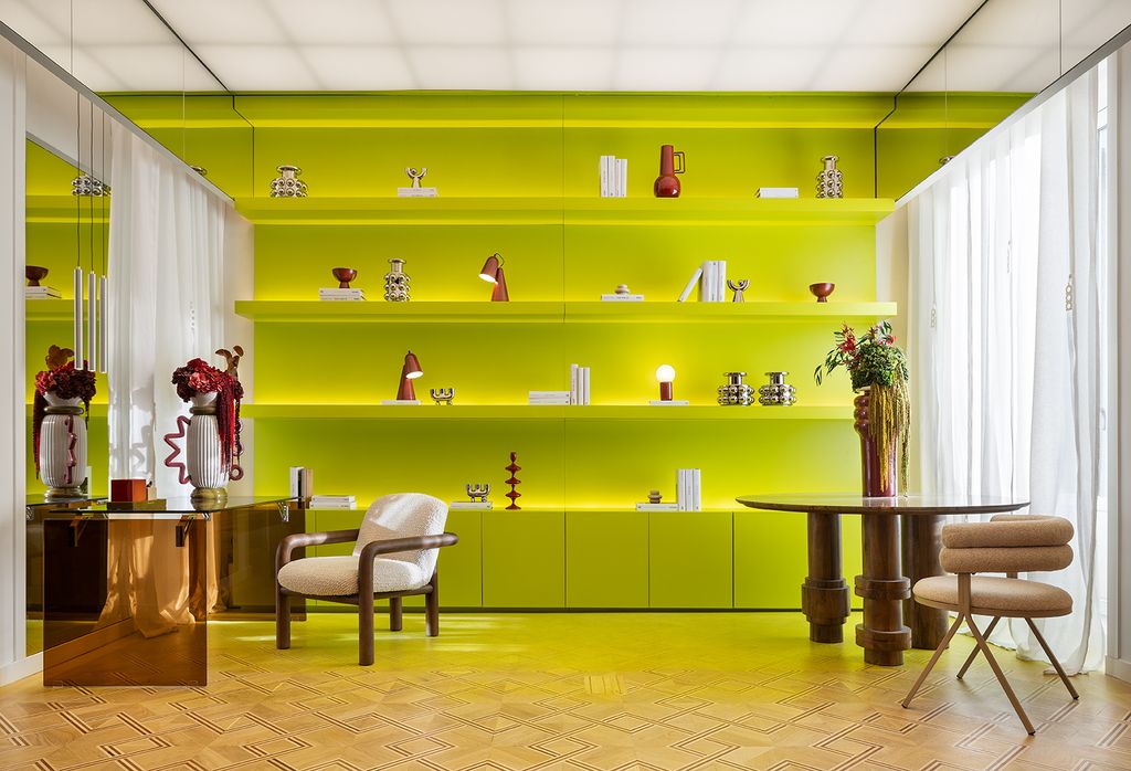 Salón con mueble librería pintado de color verde