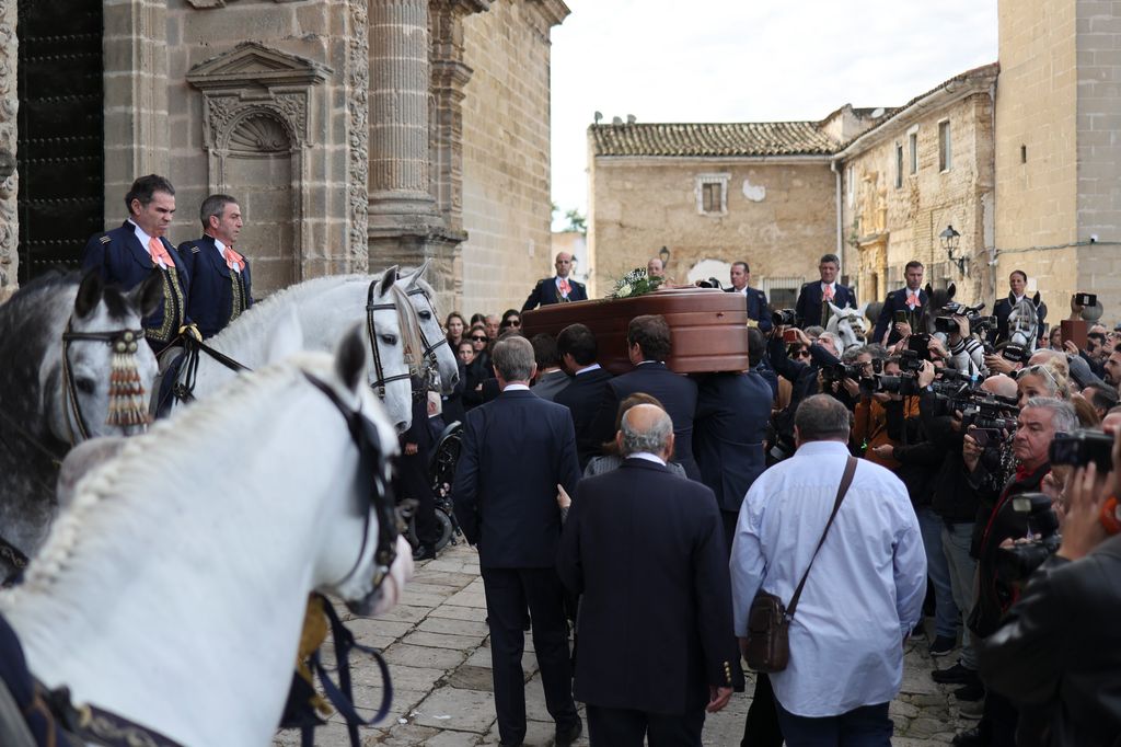 Doce caballos de la Real Escuela de Arte Ecuestre, institución que el fallecido fundó, esperaban el féretro con sus restos mortales a las puertas de la Catedral de Jerez