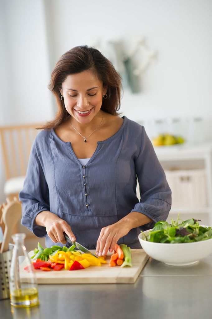 mujer cocinando