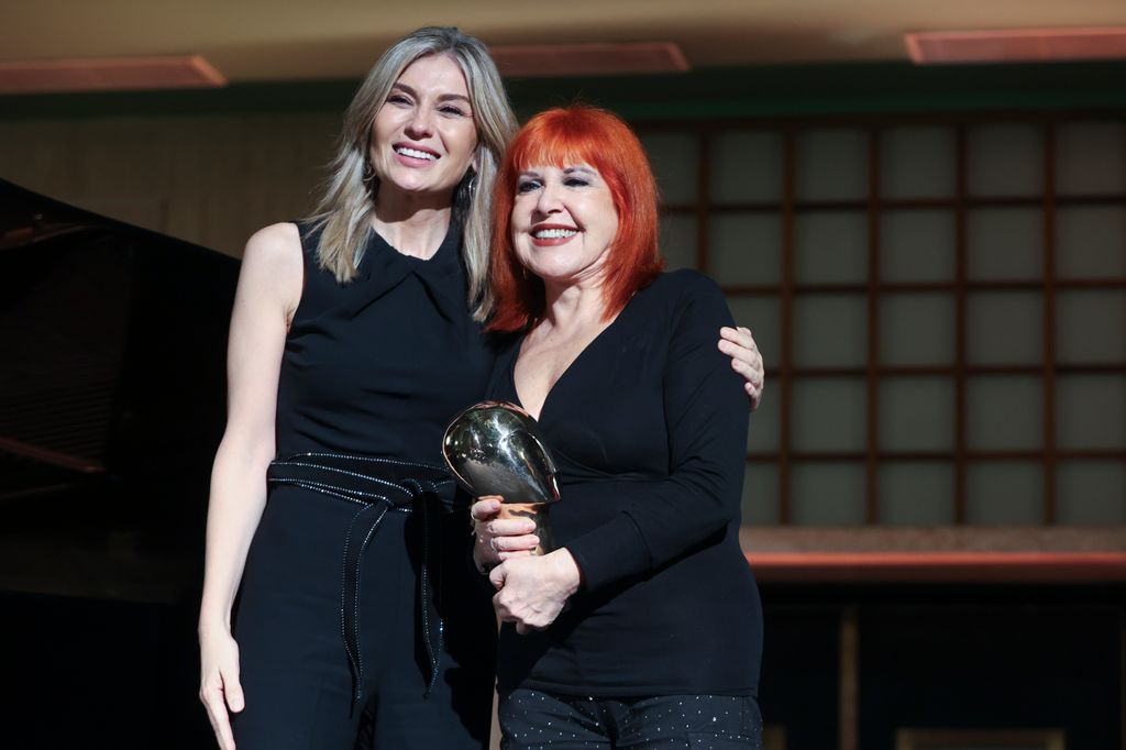 Sandra Golpe posando junto a Loles León