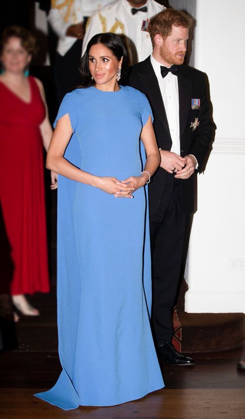 Meghan Markle con vestido azul de Safiyaa en 2018