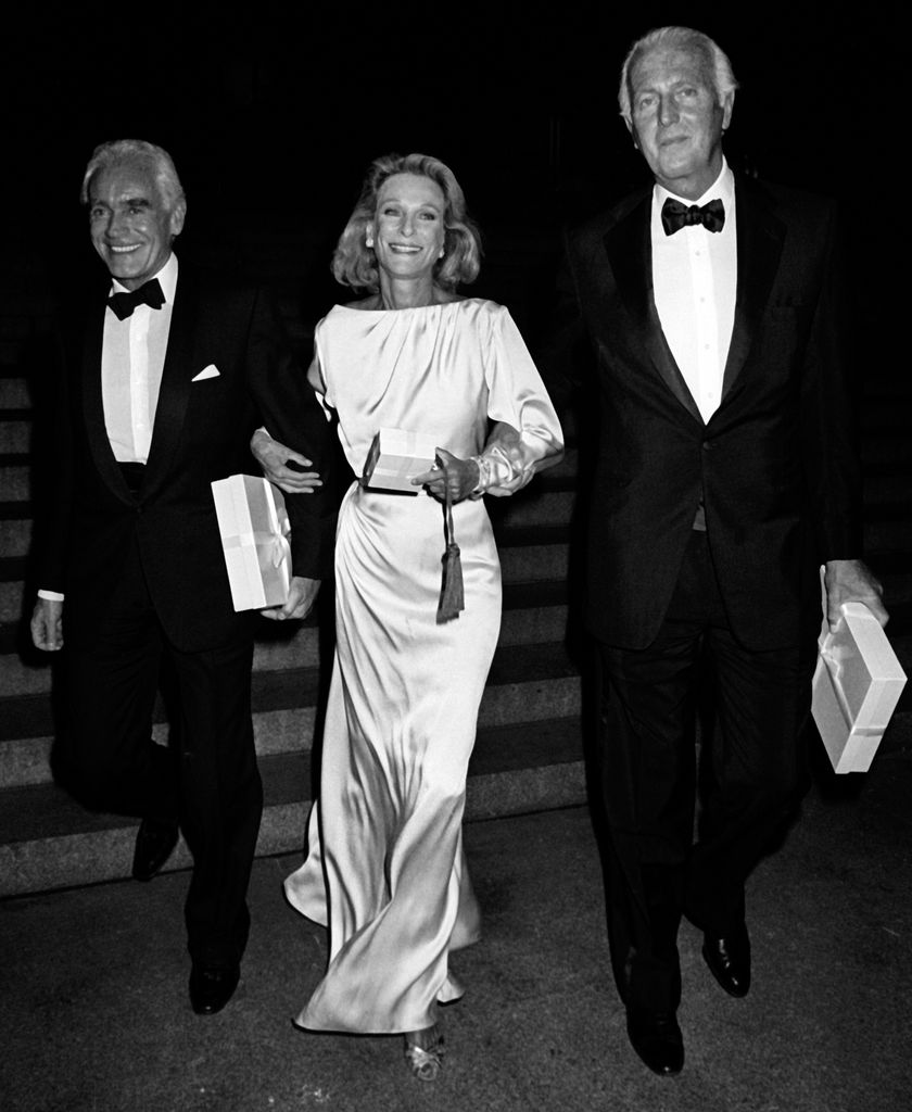 Nan Kempner con vestido satinado