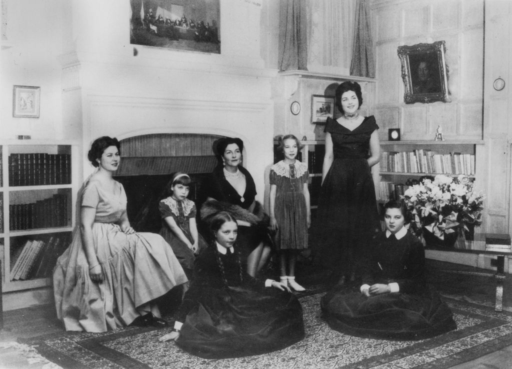 La princesa Isabel de Orléans-Braganza, condesa de París, con sus hijas: Hélène, Chantal, Diane, Claude, Isabelle y Anne