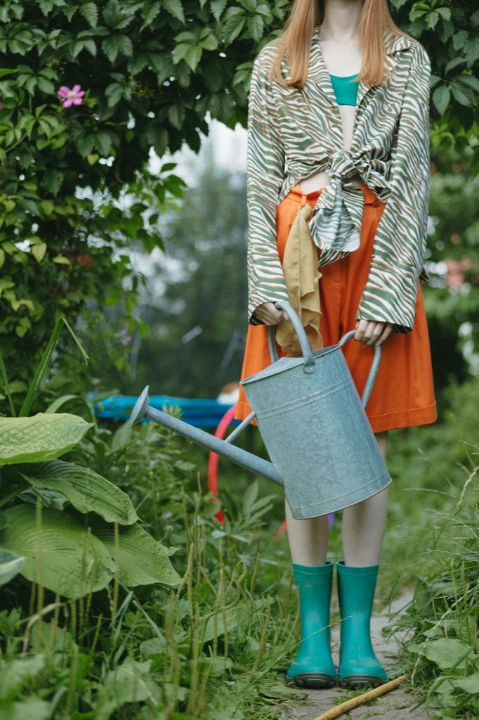 Joven jardinera con una regadera