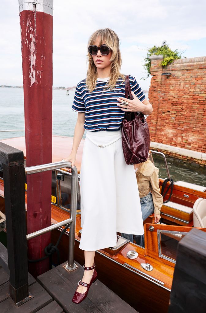 Suki Waterhouse en el Festival de Venecia 2025 con look de Maje