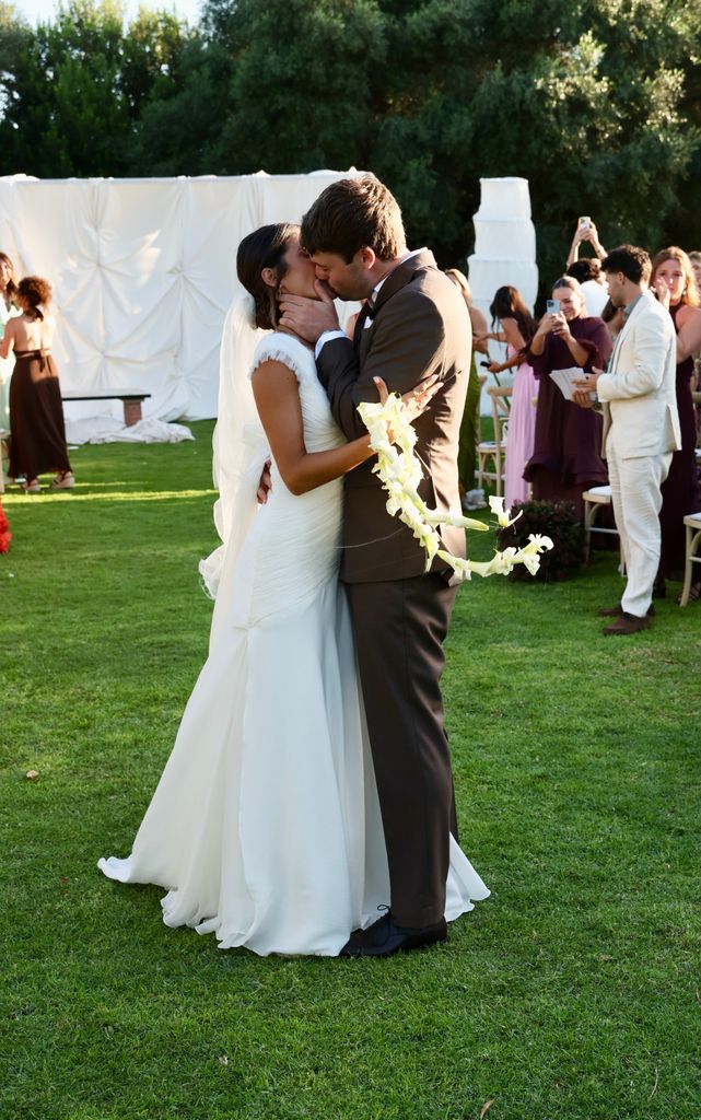 Anna Padilla y Mario Cristóbal se besan, muy románticos, el día de su boda