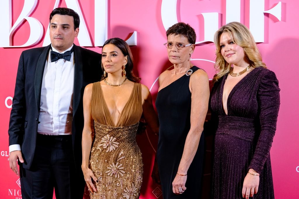 Eva Longoria y Estefanía de Mónaco, las dos estrellas de la noche junto a Daddy Yankee, posando junto a Camille Gottlieb y Medy Anthony, amigo íntimo y socio de la hija de la princesa