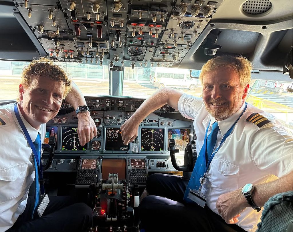 El rey Guillermo de Holanda pilotando su avión 