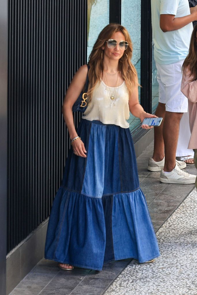 Jennifer lució muy guapa y estilosa con una falda larga de denim.
