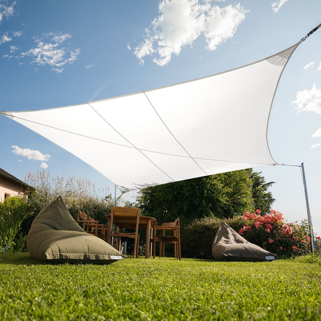 Jardín con toldo