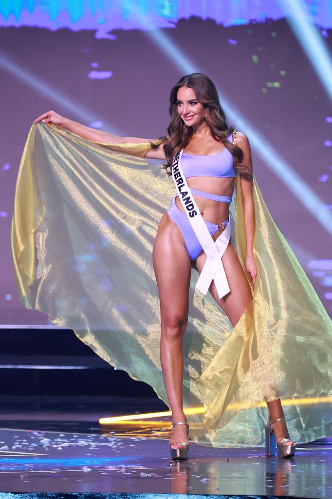 Plano entero de Faith Landman, Miss Países Bajos, en el escenario