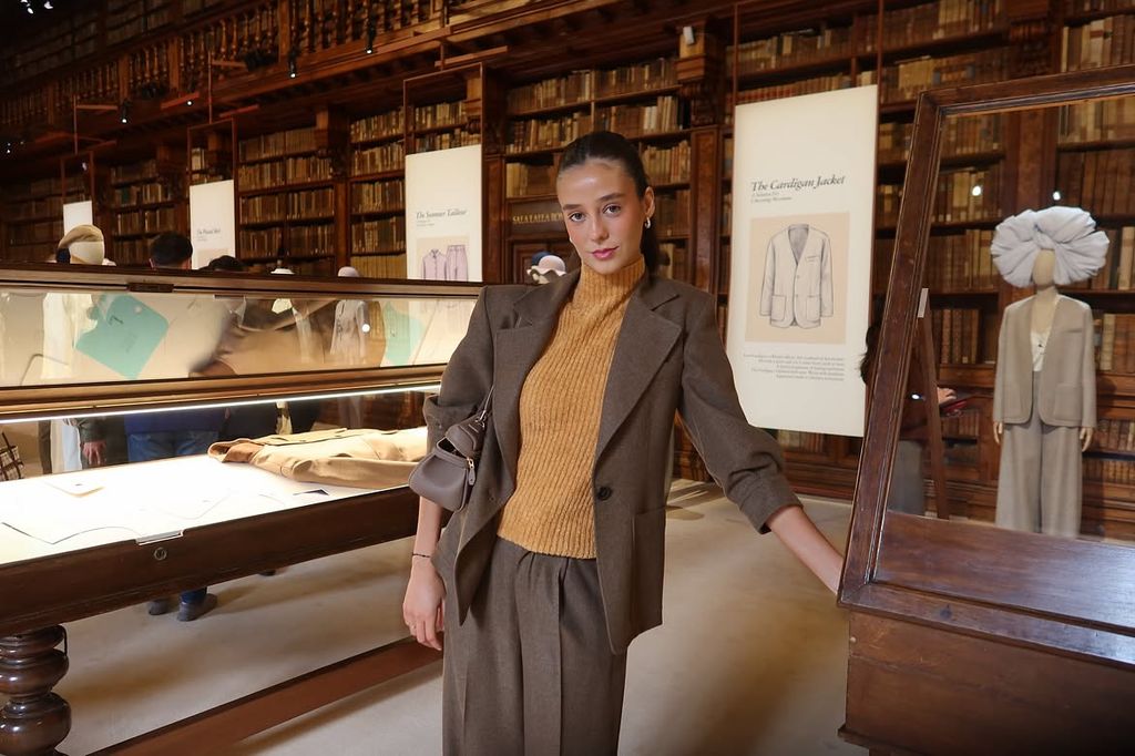 Victoria Federica con un traje de cashmere y top de cuello alto en la Semana de la Moda de Milán 2026.