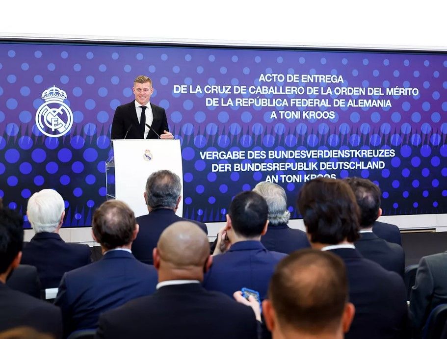 Toni Kroos recibe la Cruz de Caballero de la Orden del Mérito de Alemania en el Bernabéu