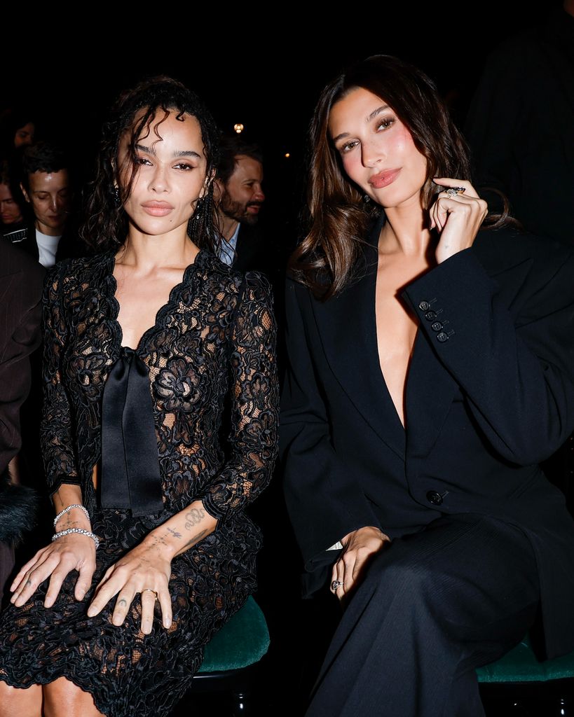 Zoë Kravitz y Hailey Bieber en el desfile de Saint Laurent durante la Semana de la Moda de París, el 29 de septiembre de 2026.