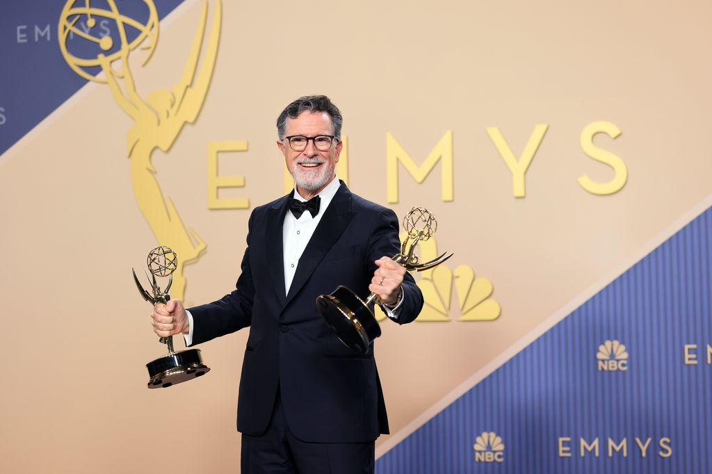 Stephen Colbert, ganador del premio a la Mejor Serie de Variedades por “The Late Show With Stephen Colbert”.