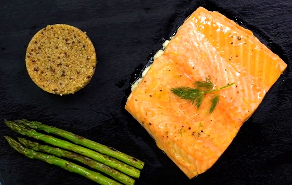 Salmón con espárragos y quinoa.