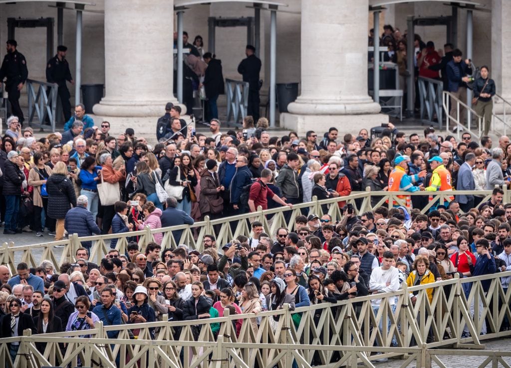 Por más de cinco horas, la gente se formó para poder dar el último adiós al Papa Francisco 