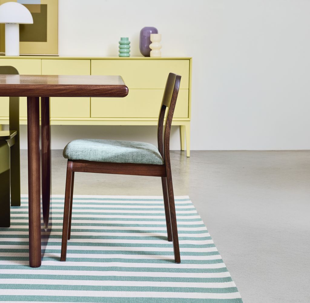 Mesa y silla de comedor de madera oscura