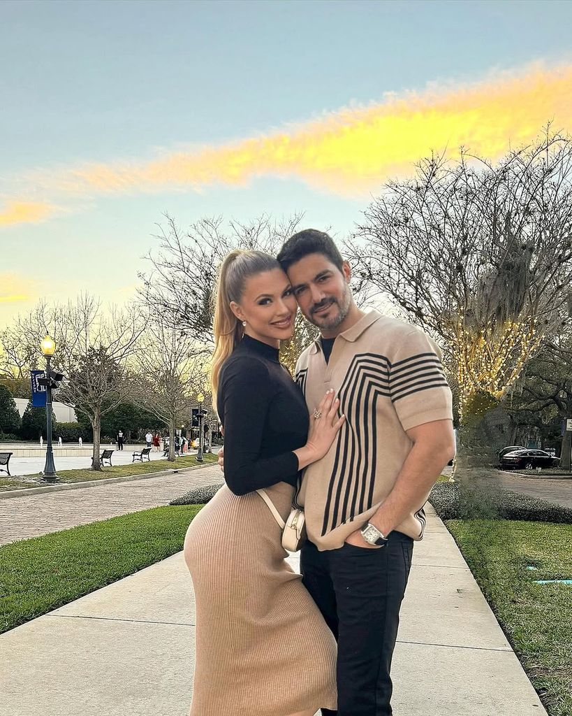 La exreina de belleza y el actor llevan 3 años de novios