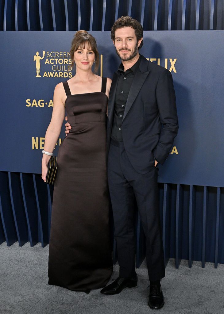 Plano entero de Leighton Meester y Adam Brody en la 30ª edición de los Premios del Sindicato de Actores en Los Ángeles