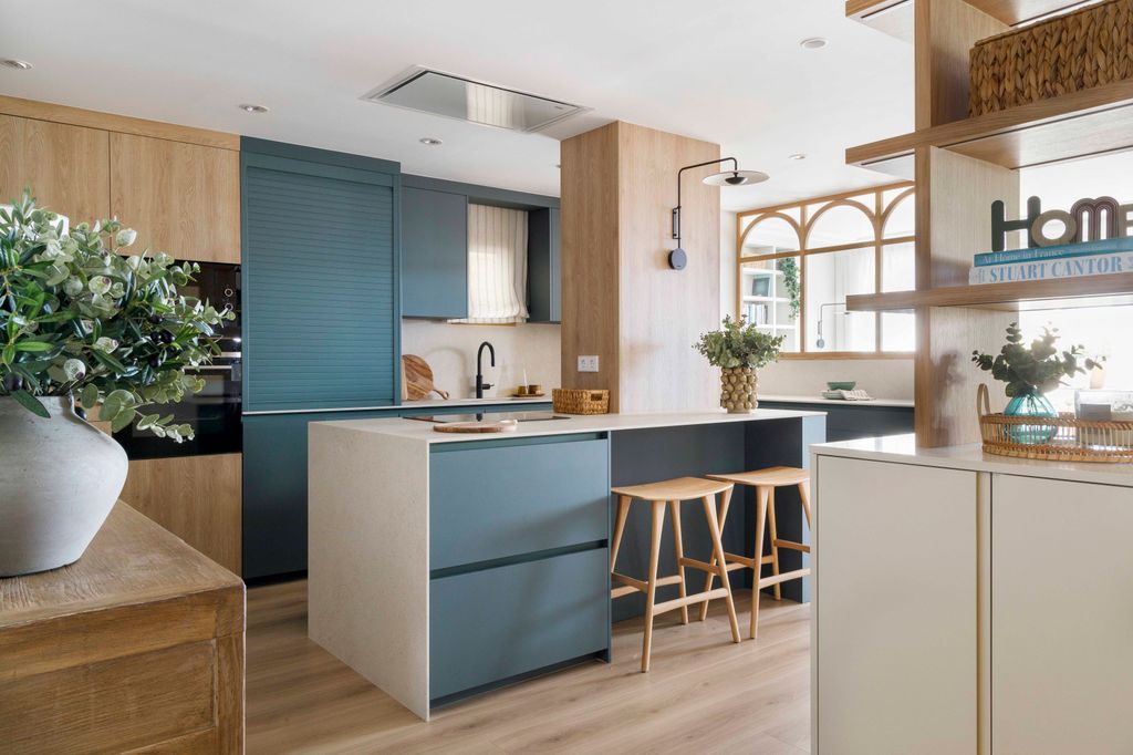 Cocina azul y madera. 