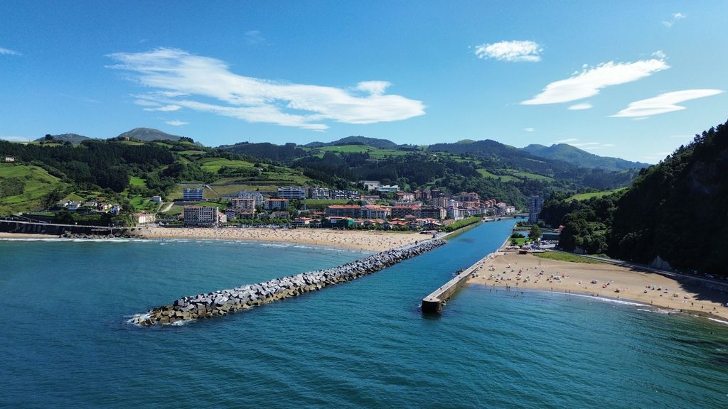 El estuario de Deba, en la desembocadura entre la playa de Hondarbeltz, a la derecha, perteneciente a Mutriku, y la playa de Santiago de Deba, a la izquierda.